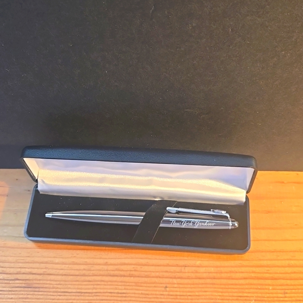 NEW YORK YANKEES ETCHED SCRIPT & LOGO GUNMETAL CHROME BALLPOINT PEN MINT IN BOX